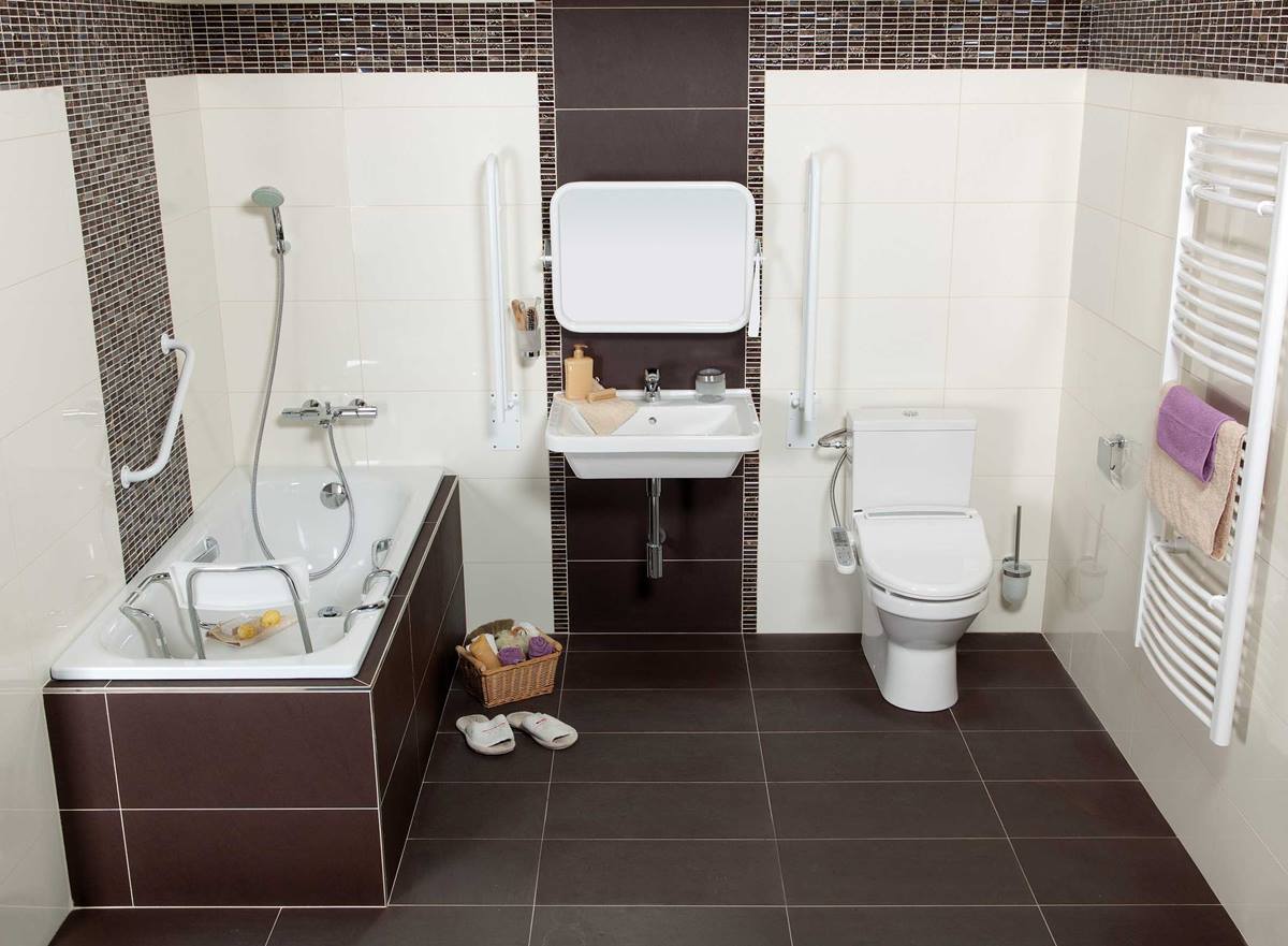 Koupelna pro seniory se sedátkem do vany a sprchovací toaletou - ilustrační obrázek, zdroj