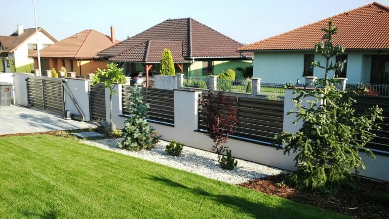 Jak si vybrat moderní, a navíc bezúdržbový plot k domu? Vybírejte ze 3 typů