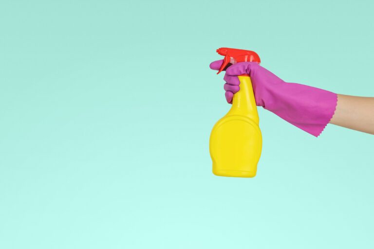 Nestíháte uklidit? Zkuste 7 efektivních tipů, jak mít pořádek v malíku.
