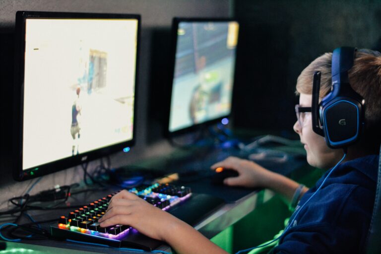 Jak zařídit pokoj pro hráče? Nezapomeňte na kvalitní PC křeslo