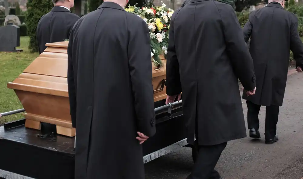 Jak se obléknout na pohřeb: co si vzít na sebe a čemu se vyhnout? 17 shutterstock 578953402