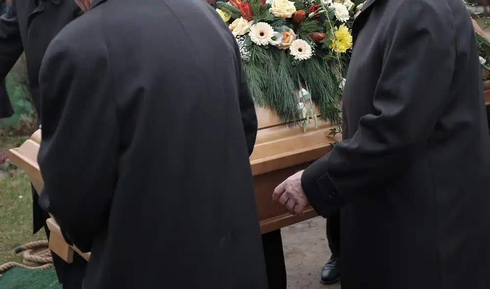 Jak se obléknout na pohřeb: co si vzít na sebe a čemu se vyhnout? 19 shutterstock 760116106
