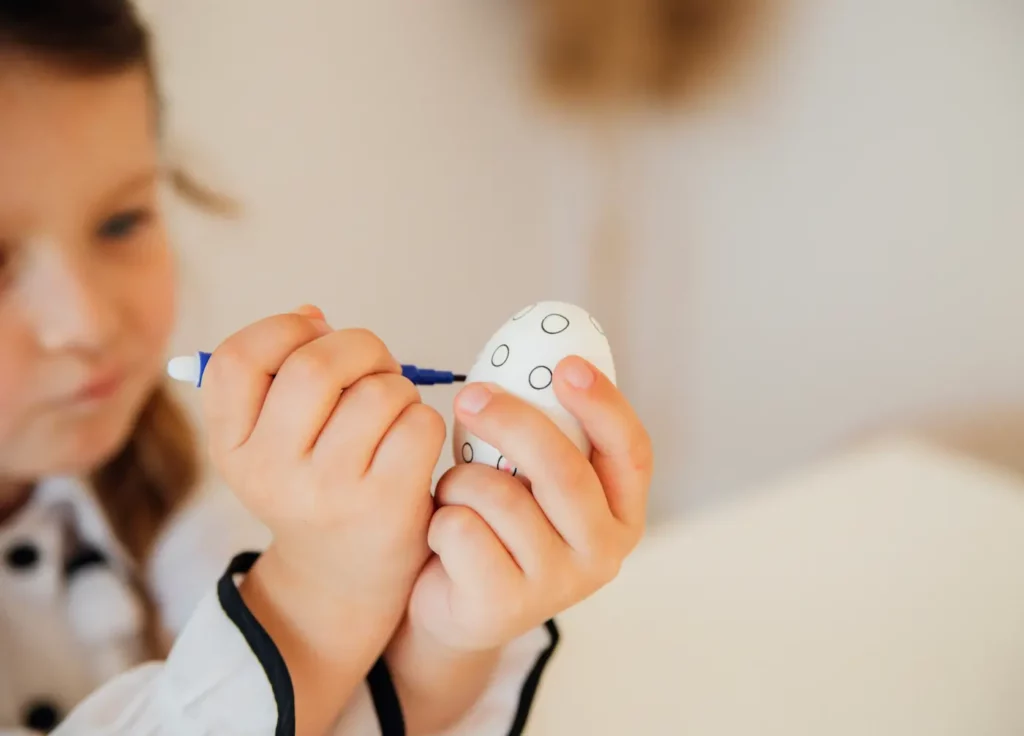 Jak ozdobit velikonoční vajíčka: Jednoduché a originální nápady 7 shutterstock 2151895631