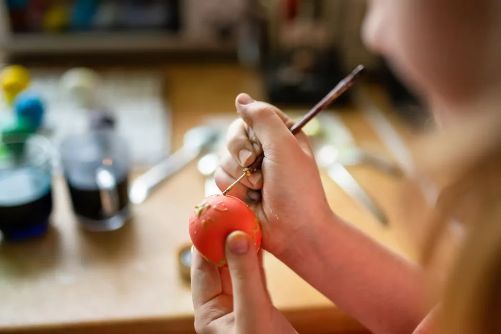 Jak ozdobit velikonoční vajíčka: Jednoduché a originální nápady 5 shutterstock 2261647007