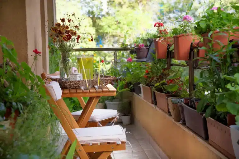 Jak zútulnit panelákový balkon: Proměňte balkon v útulný ráj